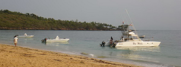 velky katamaran a male katamarany u Terres Rouges